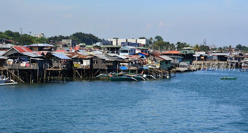 菲律宾棉兰老岛达沃市海滨的棚屋