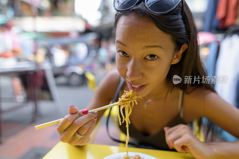 年轻美丽的多民族旅游女人的肖像探索曼谷的城市泰国