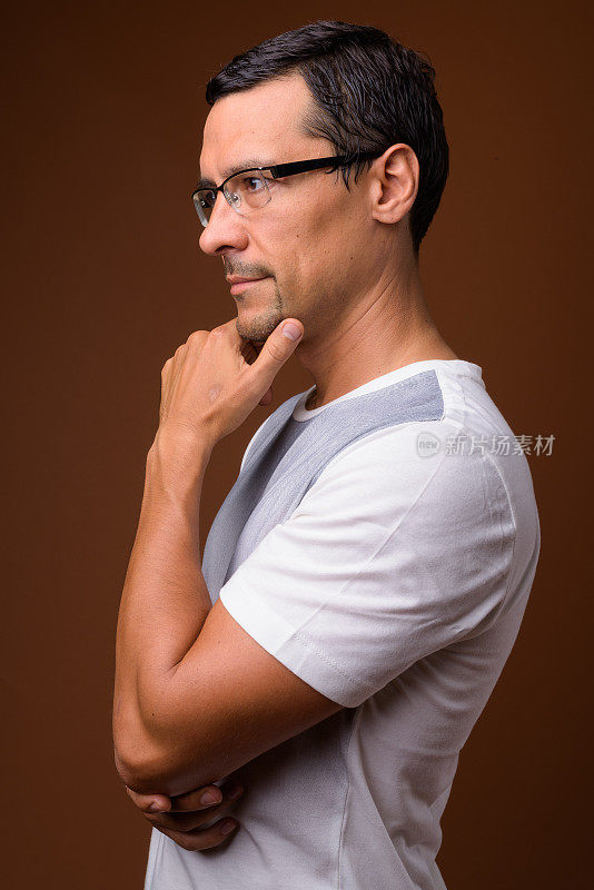 工作室拍摄的英俊男子戴着眼镜，以彩色背景