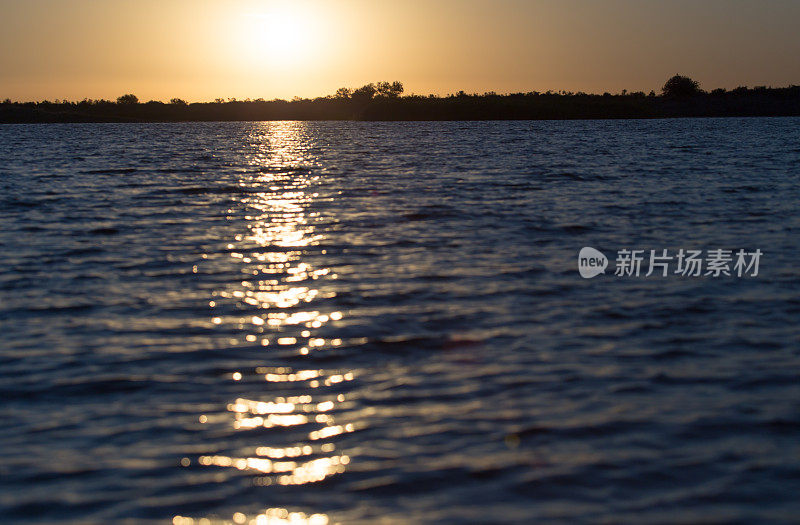 黎明的阳光照在湖面上