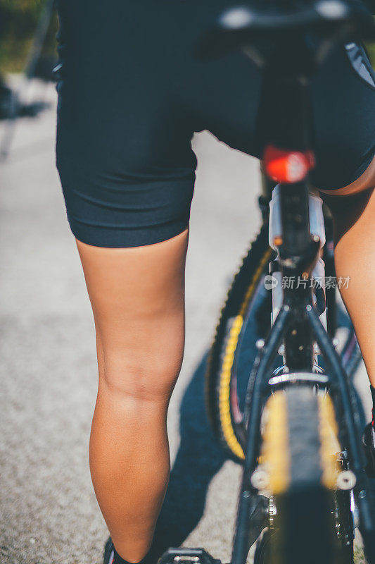 一个骑自行车的运动女孩