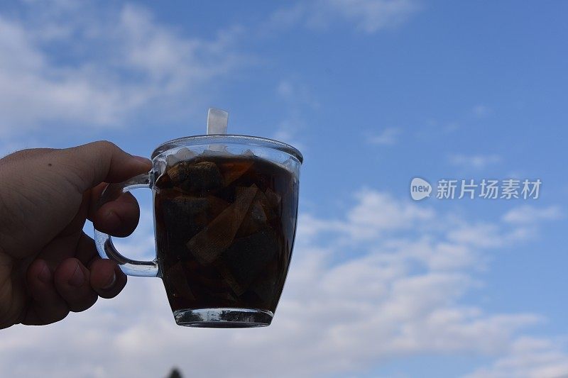 一杯茶里有很多茶包