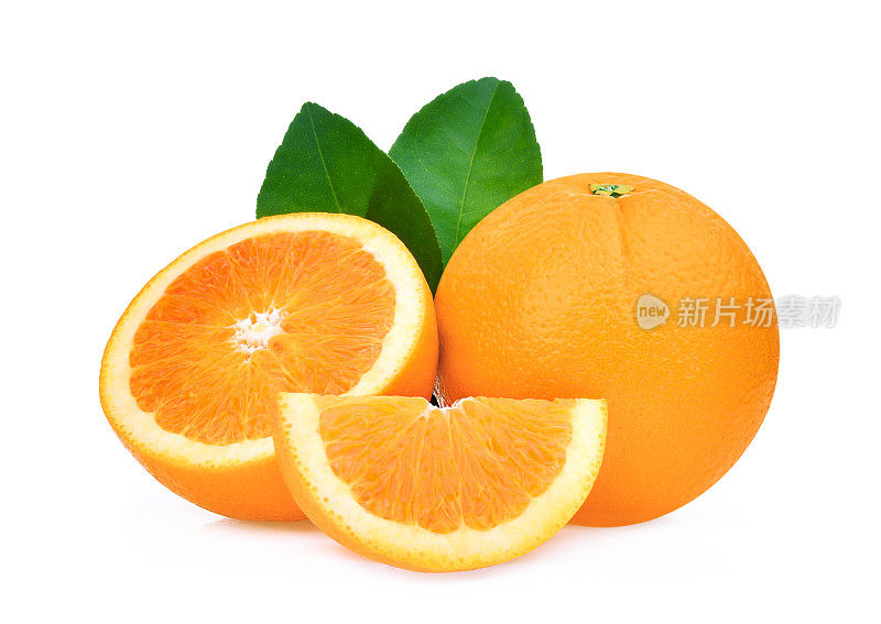 整个和一半的橙色果实，绿叶孤立在白色背景上