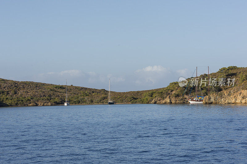 在穆格拉土耳其的波德拉姆湾，传统的木制古利特船在蓝色之旅中航行