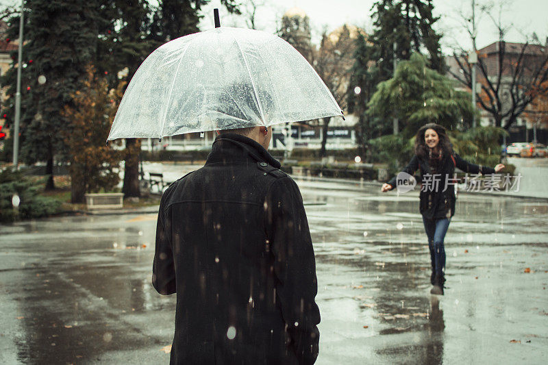 多雨的