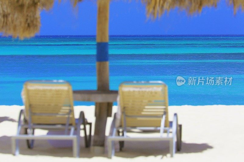 阿鲁巴的热带海滩有沙滩椅和茅草屋顶的帕拉帕阴影，绿松石的泻湖，夏天的天堂-荷属安的列斯群岛，加勒比海