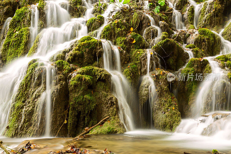 在Plitvice国家公园森林深处的瀑布