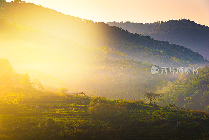 泰国北部的山景，日出和薄雾