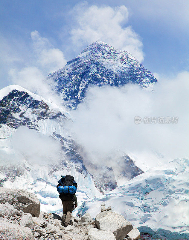 从卡拉帕特尔珠穆朗玛峰和游客冰斧