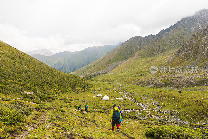 一小群人徒步进入山谷