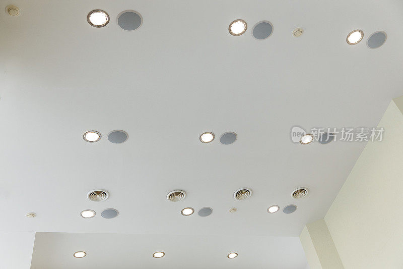 公寓或住宅的装饰采用吊顶、石膏板和内置灯