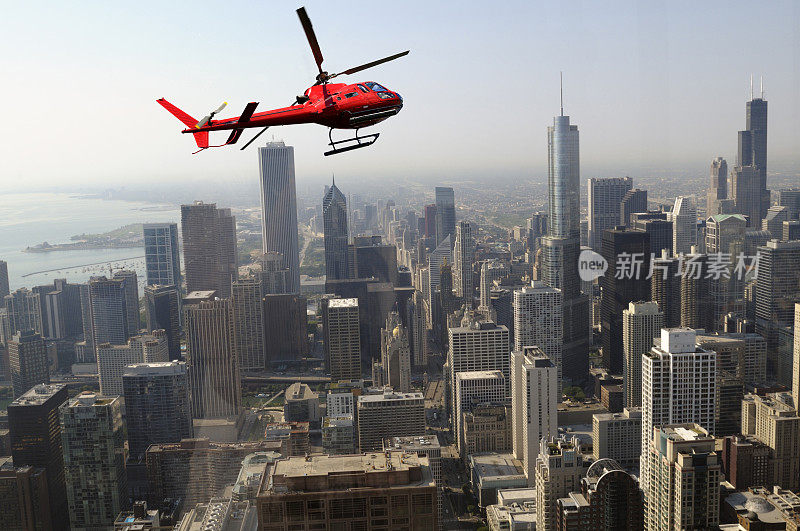 直升机在芝加哥上空盘旋。