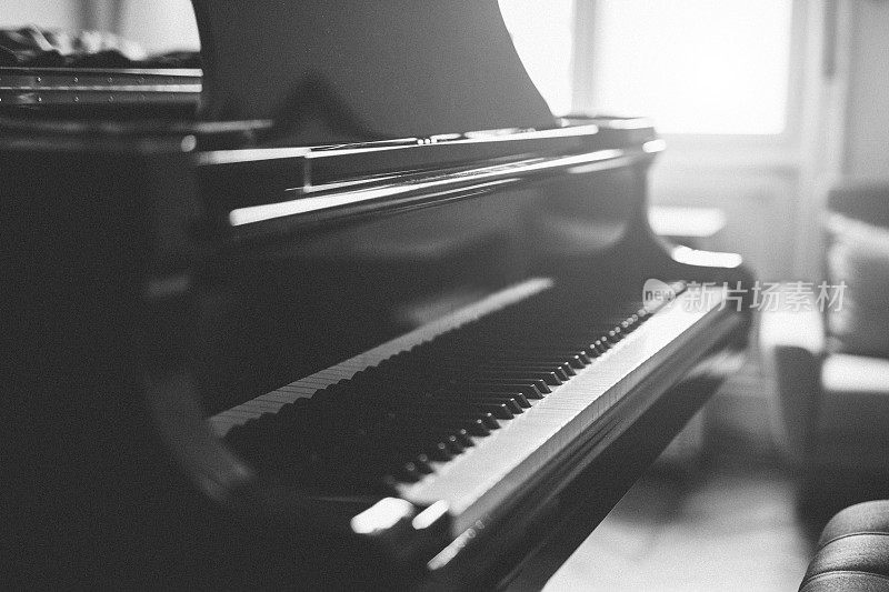 黑白钢琴照片