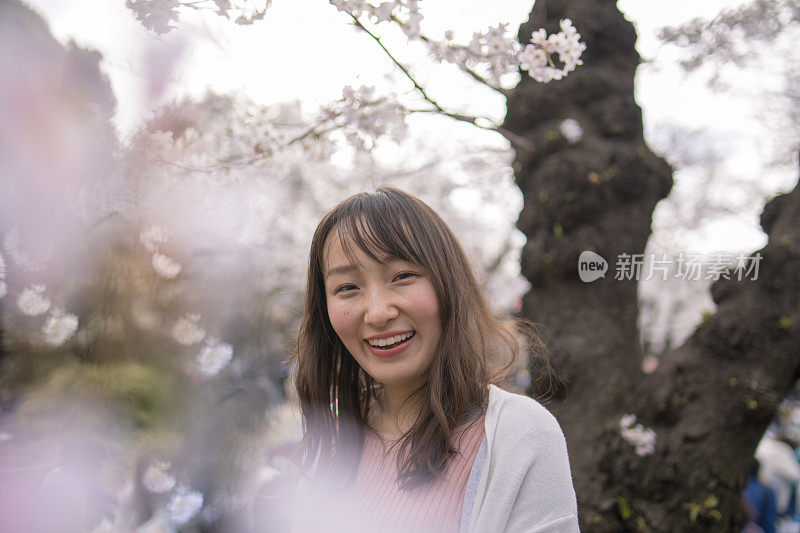 年轻女子在樱花中的肖像