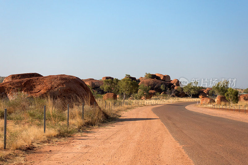 魔鬼的大理石和道路在澳大利亚北部的内陆地区