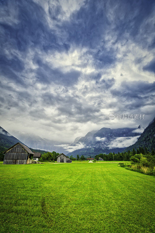 带绿色草甸的高山景观(HDRi)