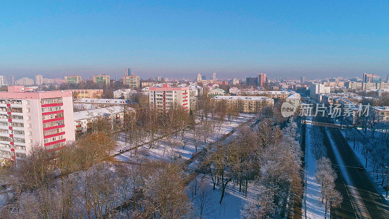 在晴朗寒冷的日子里，鸟瞰被雪覆盖的冬季城市全景