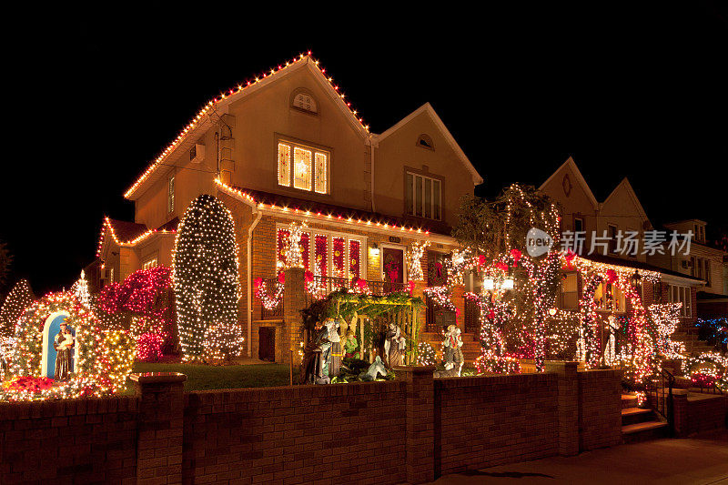 纽约布鲁克林的豪华住宅在圣诞之夜挂满彩灯。