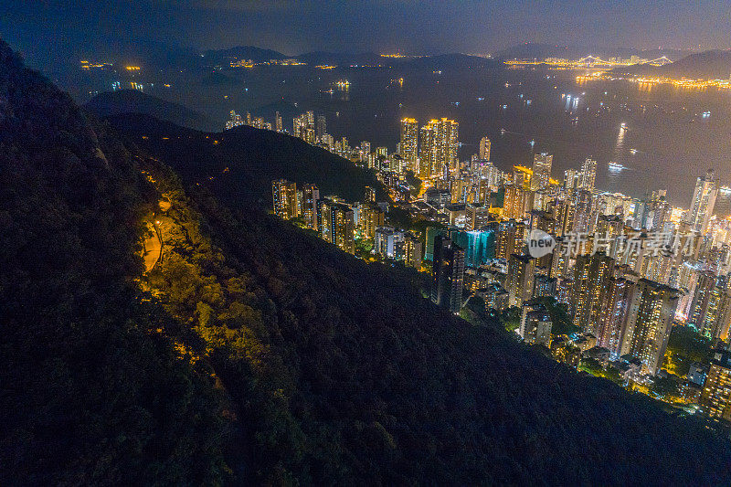 鸟瞰图的香港城市天际线和维多利亚港日落在中国