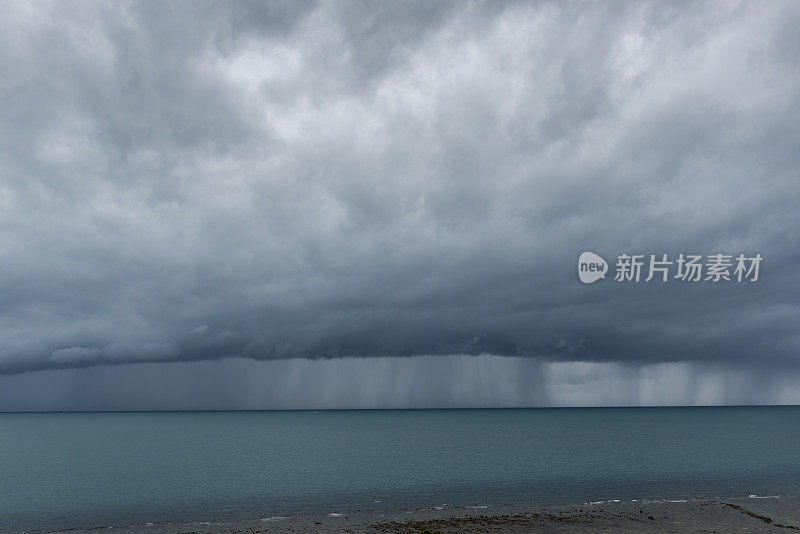 泰国高潘干海面上戏剧性的暴风雨云和降雨