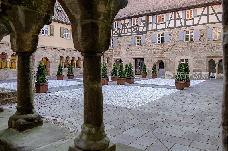 Feuchtwangen，罗马式修道院——12世纪(德国巴伐利亚的浪漫之路)