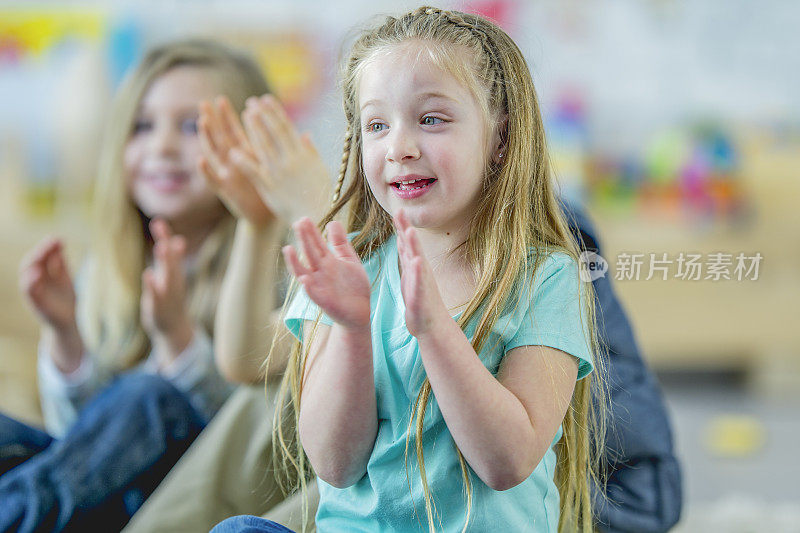 幼儿园的孩子鼓掌