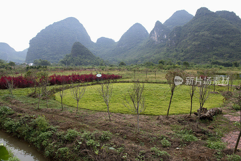 花园，喀斯特山脉和遇龙河石灰岩山峰