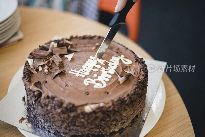 生日蛋糕被切成薄片的特写