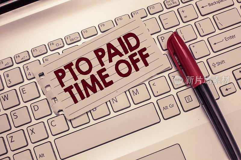 概念手写显示Pto支付时间。商业照片展示雇主给予补偿的事假假期
