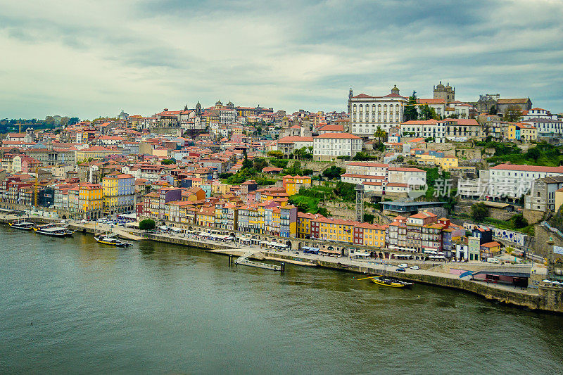 葡萄牙波尔图——2014年11月18日:葡萄牙波尔图杜罗河对岸的老波尔图城和里贝拉。