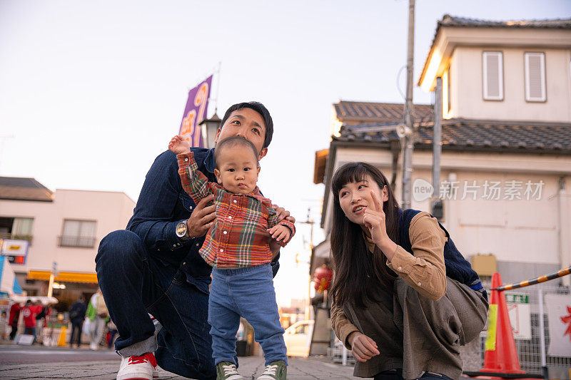 年轻家庭在街上