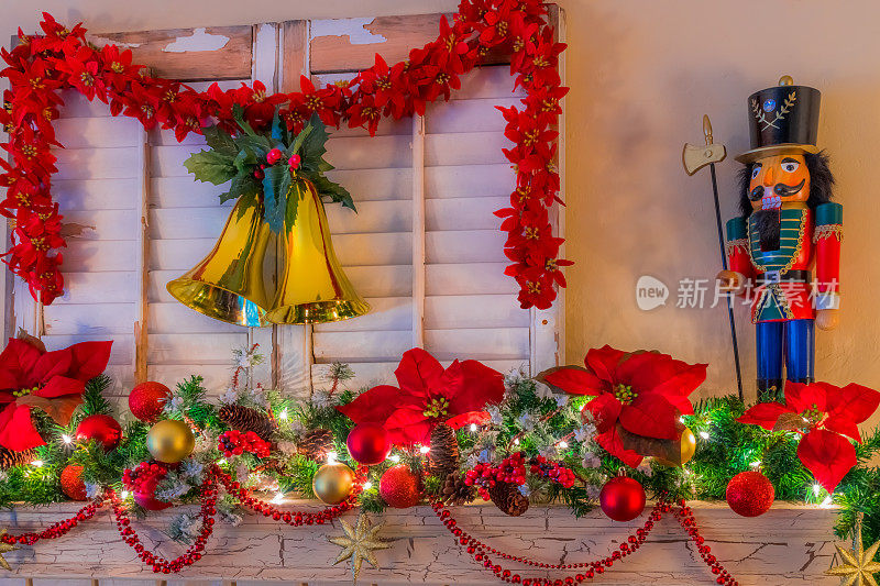 有花环、铃铛、百叶窗和胡桃夹子的圣诞壁炉(P)