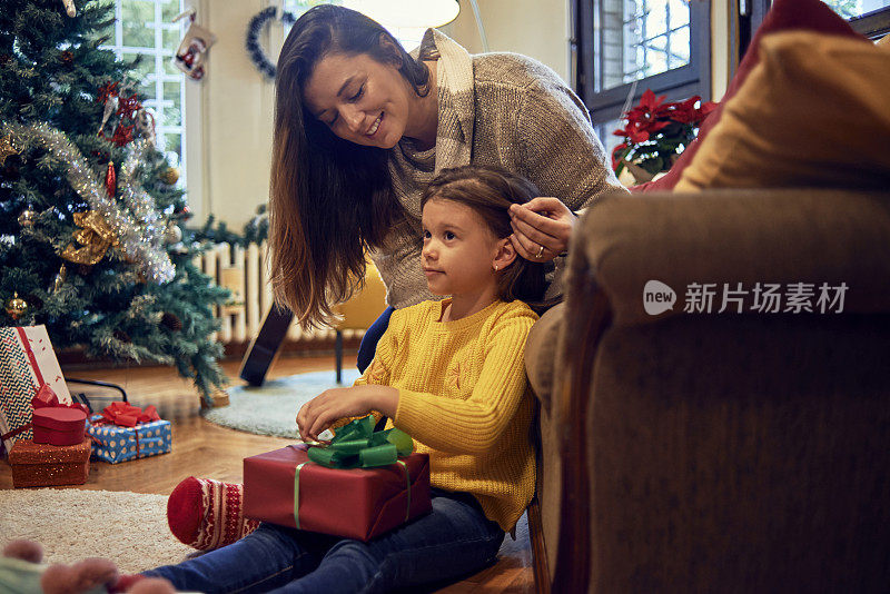 妈妈给女儿一份圣诞礼物