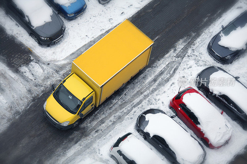 俯瞰结冰的城市街道上黄色的货车