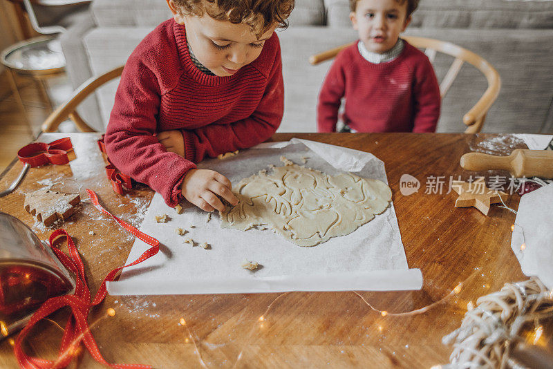 男孩们在做圣诞饼干