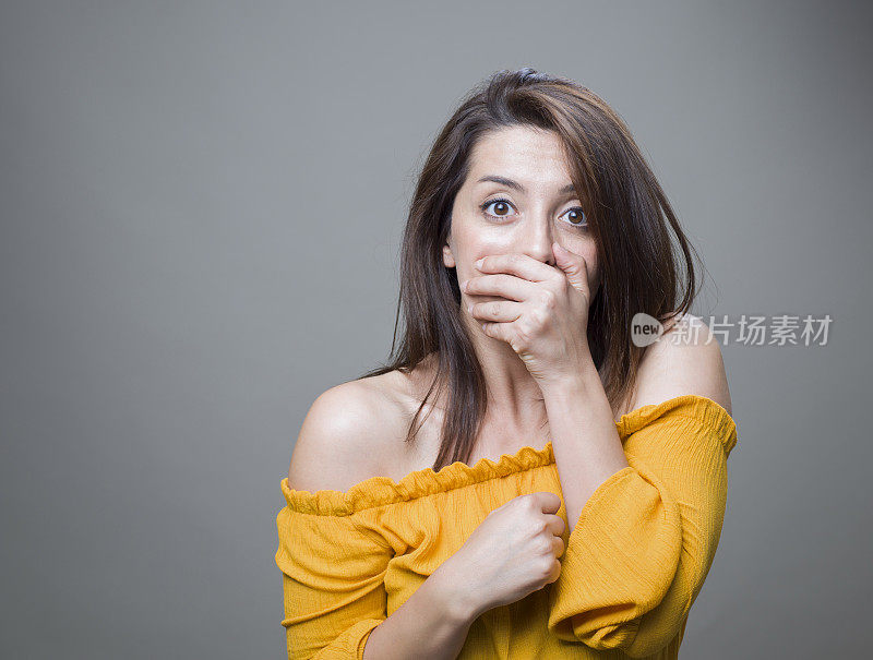 惊讶的年轻女子，肖像