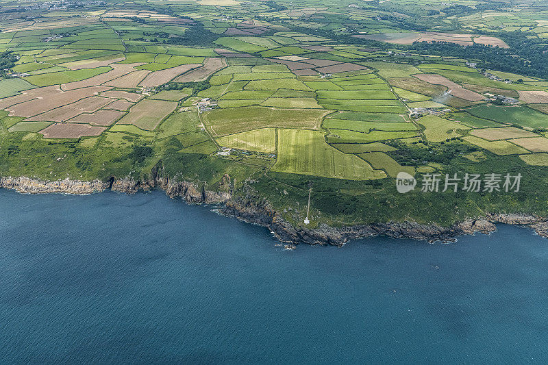 6月的一天，南康沃尔海岸和乡村包括塔特杜灯塔的鸟瞰图。