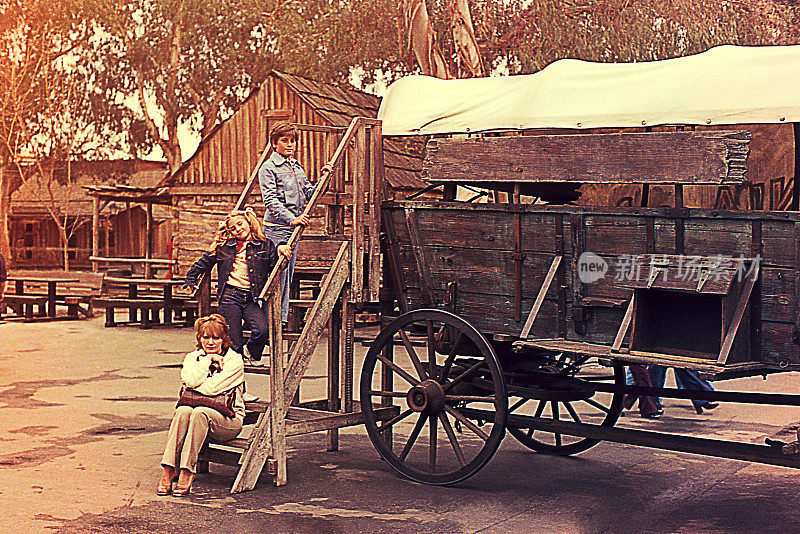 一个古老的家庭坐在一个古老的木制马车上