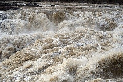 黄河壶口瀑布雄伟壮观，连绵不绝