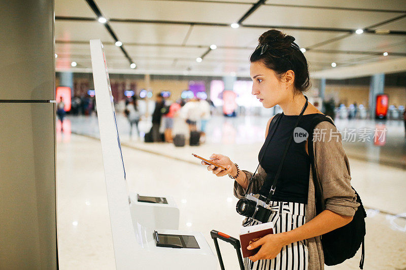 年轻女子抵达新加坡机场，使用智能值机