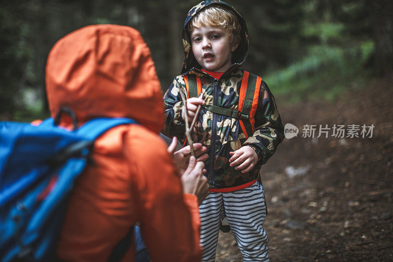 母子在森林里徒步旅行