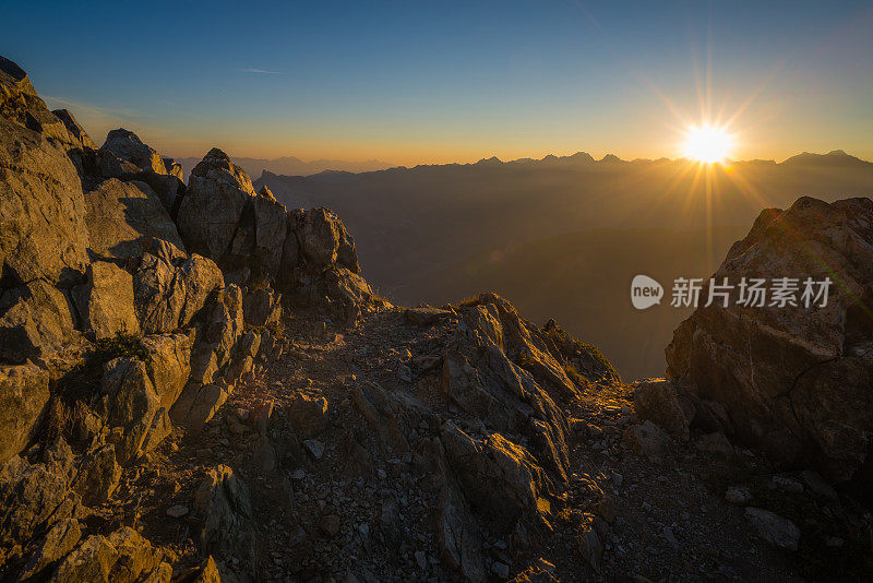 瑞士阿尔卑斯山夏日日出