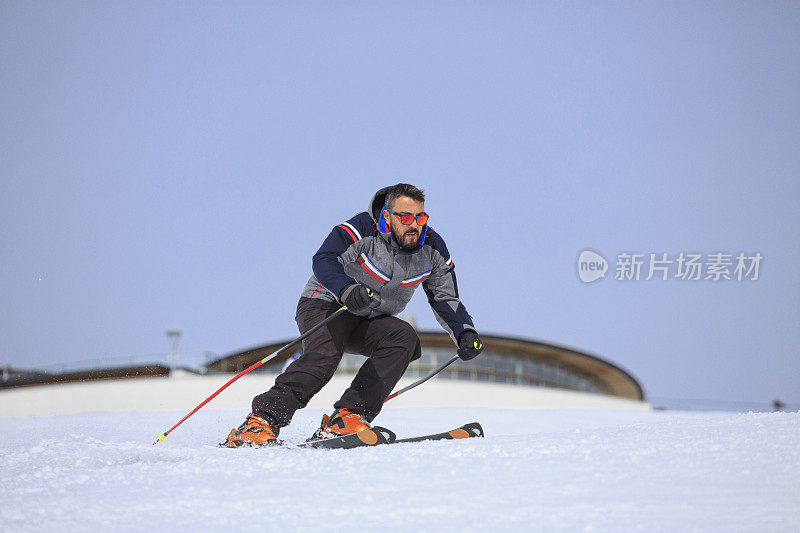 男子滑雪者滑雪在阳光明媚的滑雪胜地白云石山在意大利