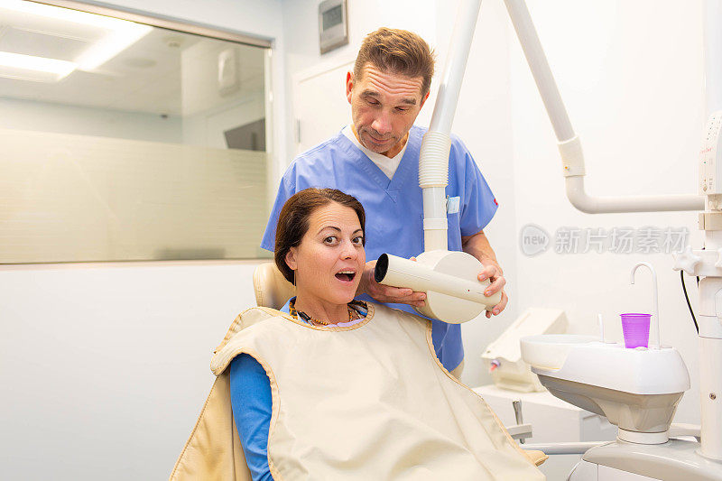 牙医给病人做牙齿x光检查