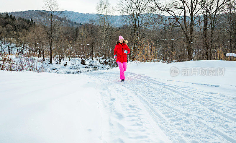 在森林里雪地上奔跑的女人