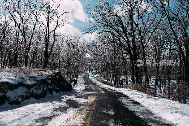 纽约州哈里曼州立公园的雪地道路