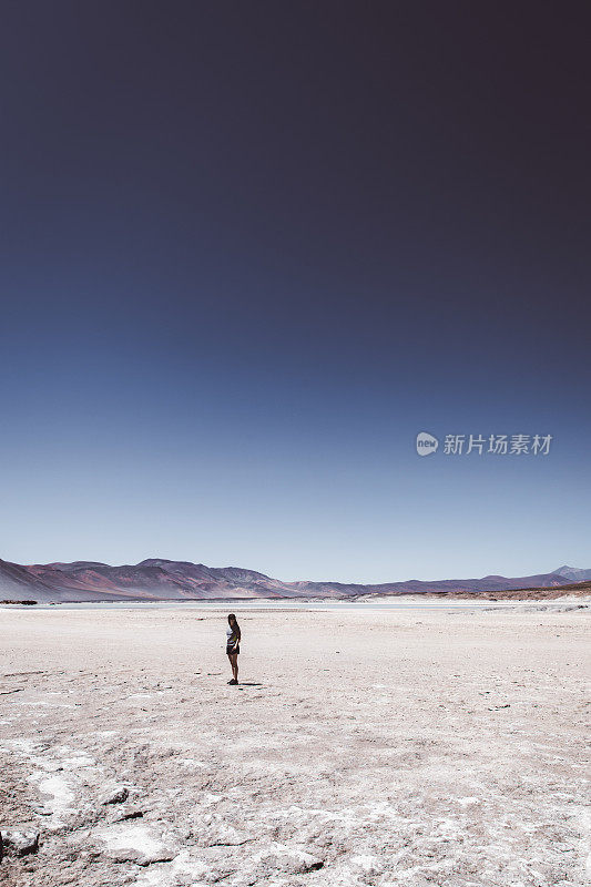 行走在阿塔卡马沙漠盐滩上的女子