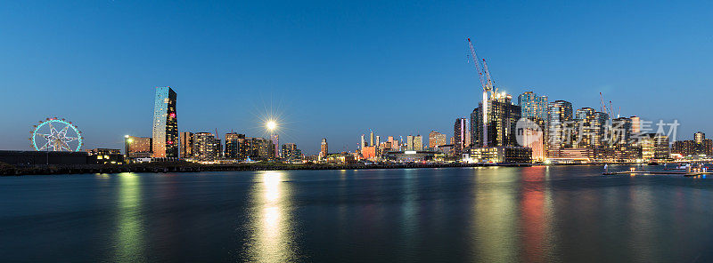 夜景墨尔本港区天际线，澳大利亚