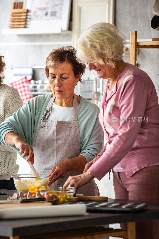 两个老妇人在厨房做饭