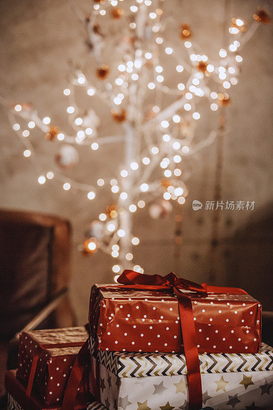 礼物在圣诞树旁